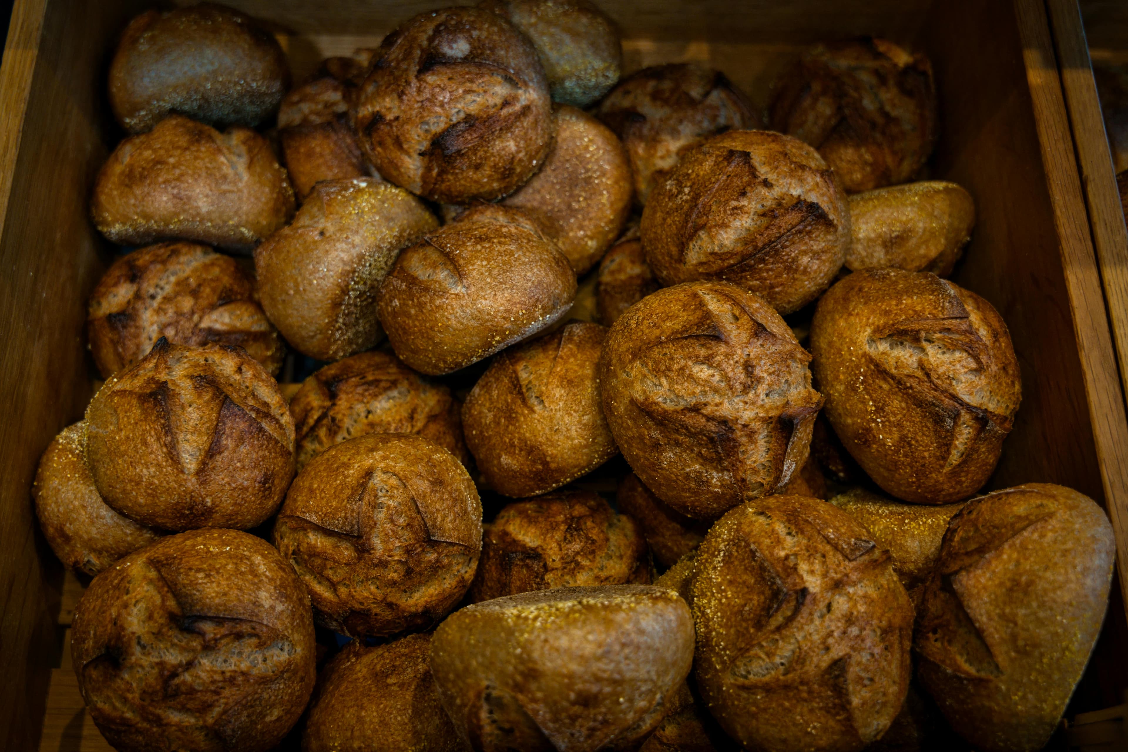 Frisch gebackene Handwerkerbrötchen in einer Berliner Bäckerei — Symbolbild für die WasteLog-Erfassung per Foto